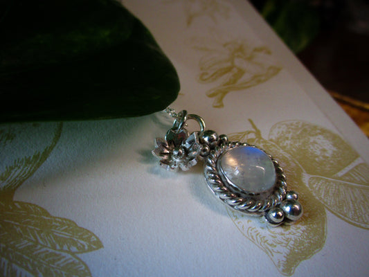 Pendente Sakura Queen con labradorite bianca