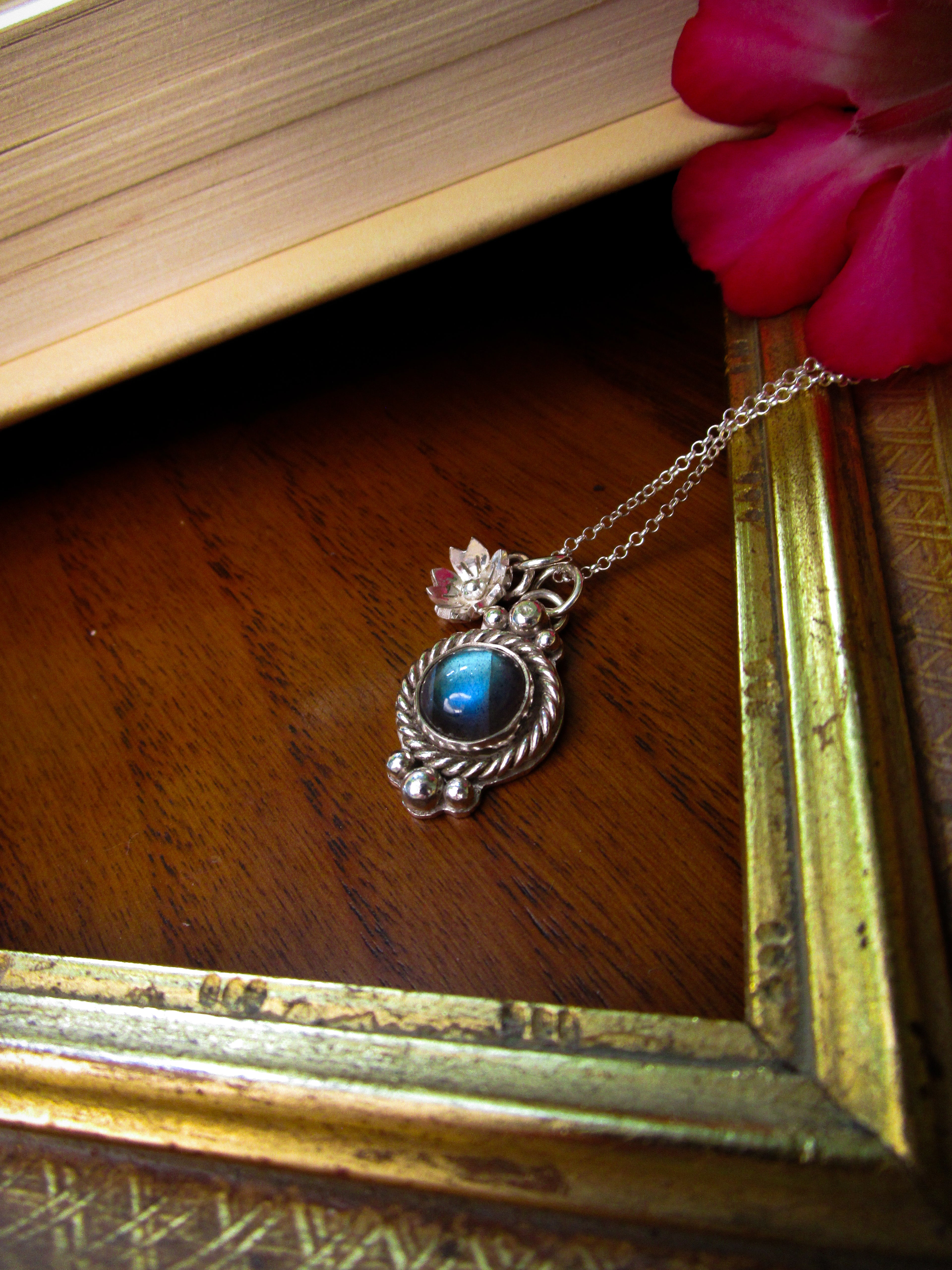 Pendente Sakura Queen con labradorite blu