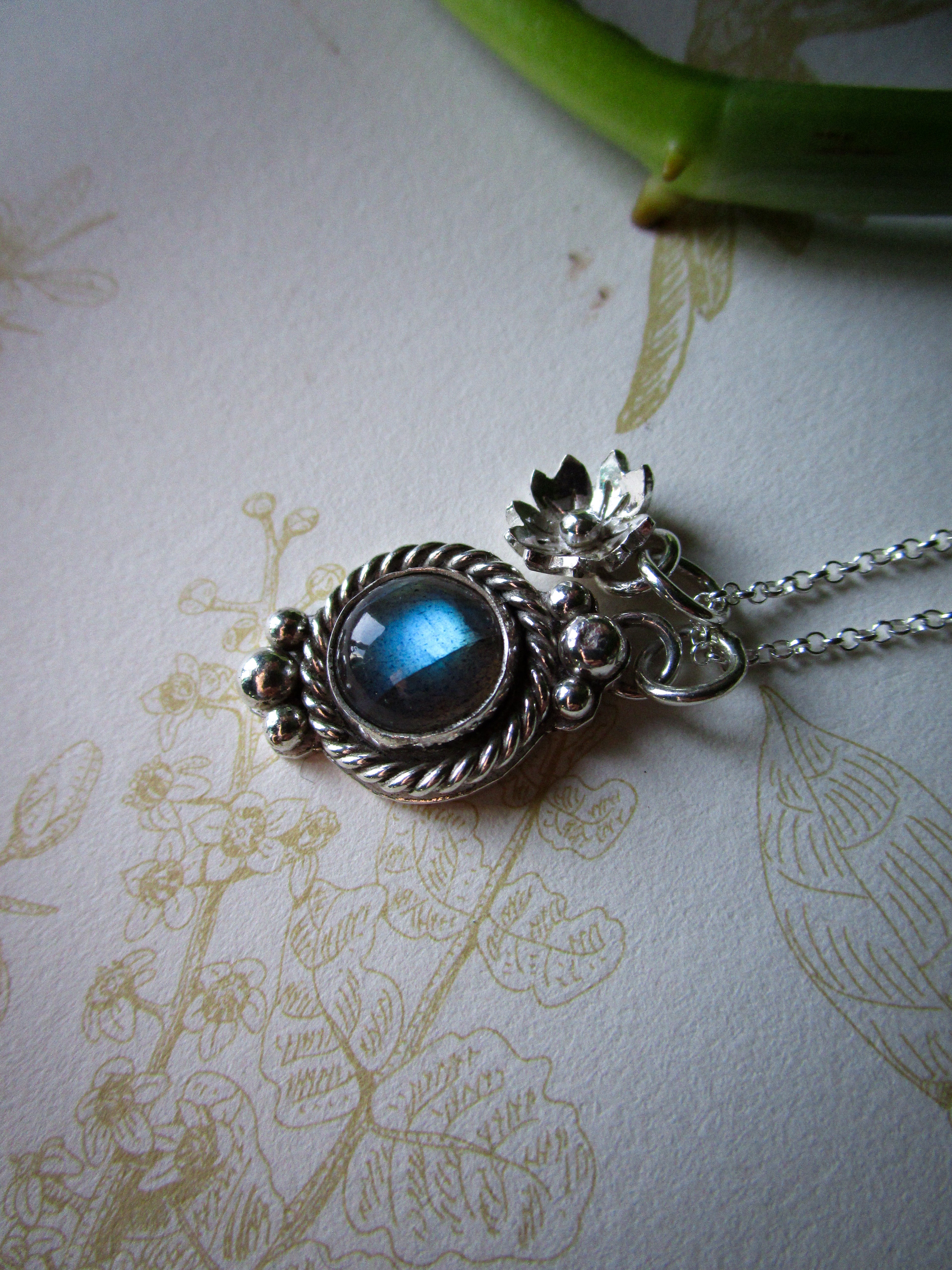 Pendente Sakura Queen con labradorite blu